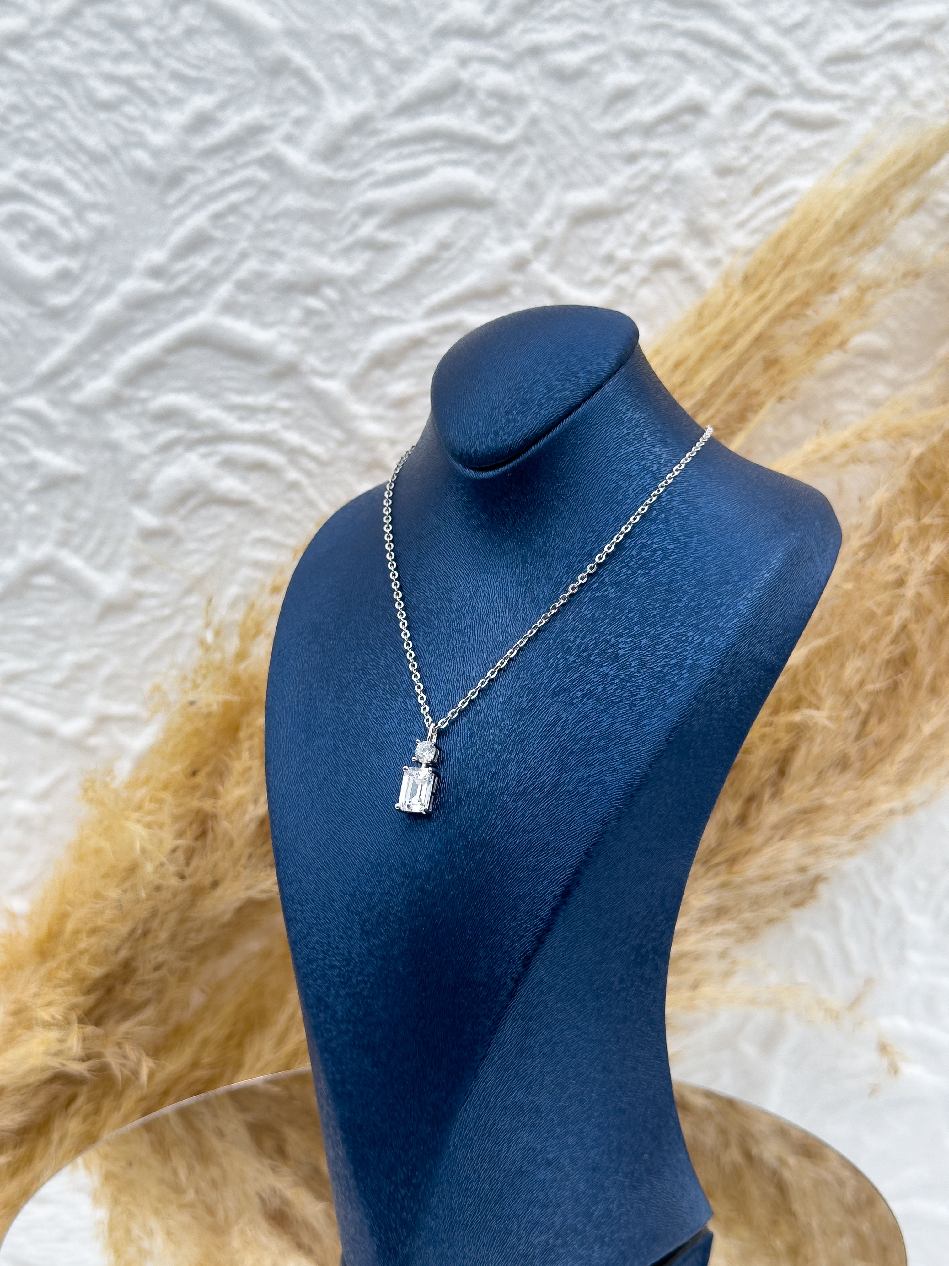 925 Ayar Gümüş Baget Taşlı Özel Tasarım Kadın Kolye – Zarif & Şık Hediyelik